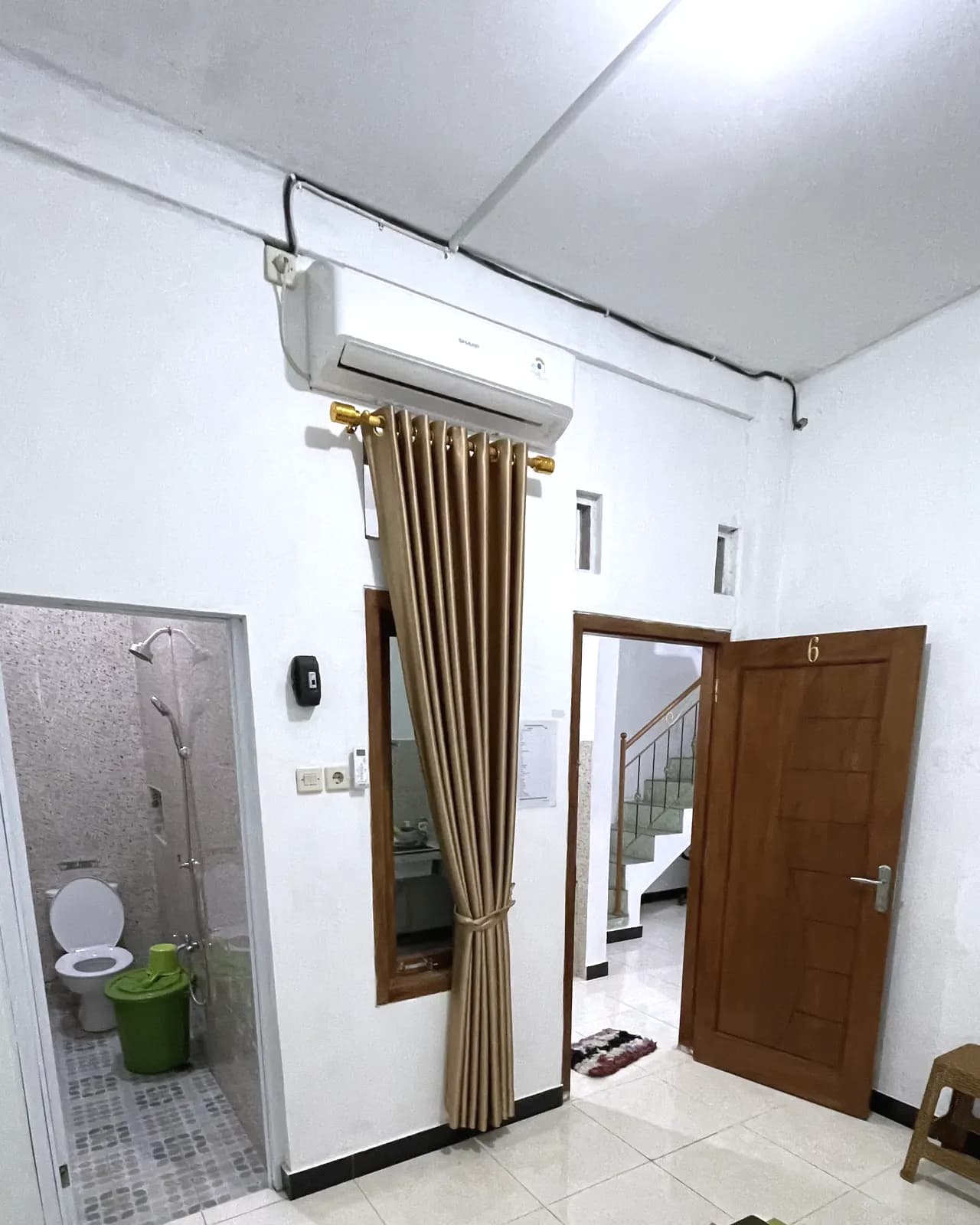 Kamar ac, kamar mandi dalam di Kos Mbak Elis, Sleman