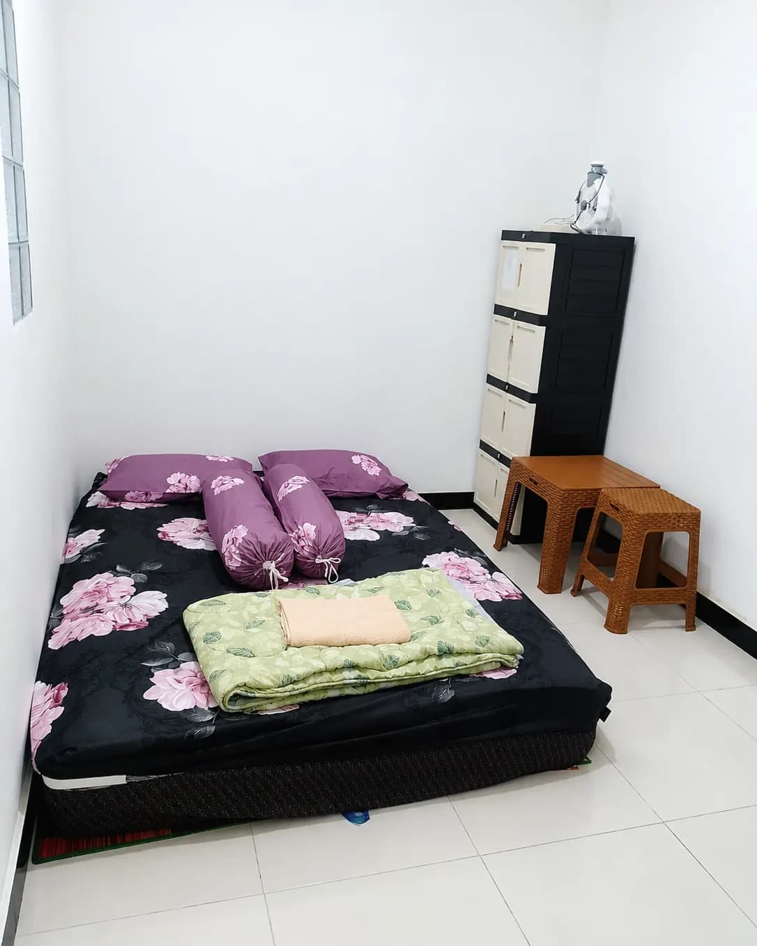 Kamar AC di Kos Mbak Elis, Sleman, sudah dilengkapi kasur, lemari, dan meja kecil